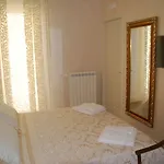 Daphnae House