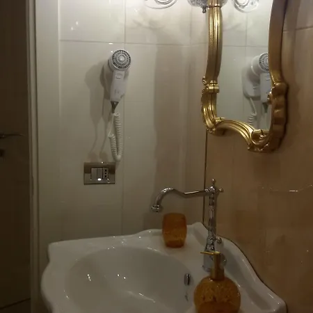 Daphnae House בית הארחה 4*